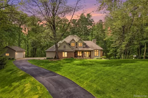 8235 Ironwood Dr, Pinckney, MI 48169