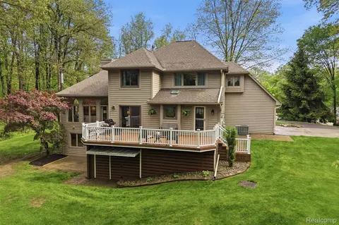 8235 Ironwood Dr, Pinckney, MI 48169