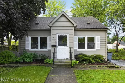 22436 Doremus St, Saint Clair Shores, MI 48080