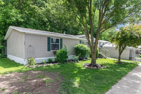 327 Basket Br, Oxford, MI 48371