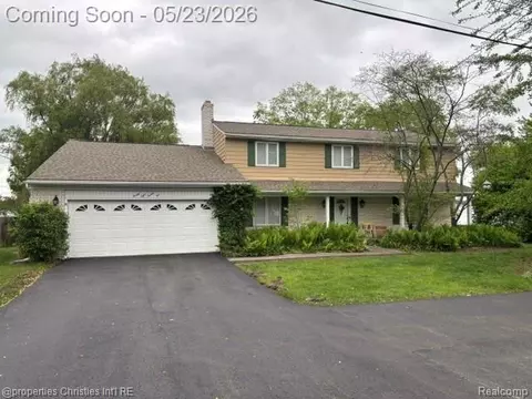 2825 Sylvan Shores Dr, Waterford, MI 48328
