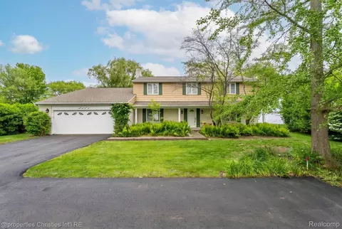 2825 Sylvan Shores Dr, Waterford, MI 48328