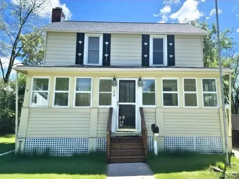 109 Cogshall St, Holly, MI 48442