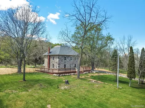 5660 Mill St, Peck, MI 48466