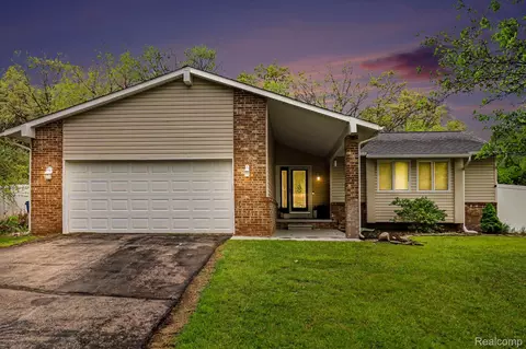 2770 Shady Hollow Dr, White Lake, MI 48383
