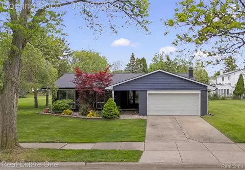 489 Evaline Dr, Troy, MI 48085
