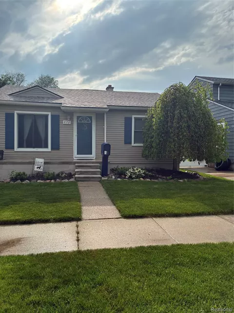 672 8th St, Wyandotte, MI 48192