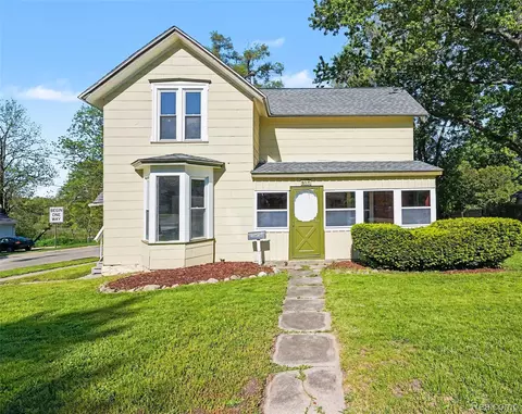 512 S Broad St, Holly, MI 48442
