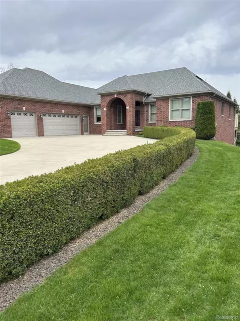 58548 Cory Lake Dr, Washington, MI 48094