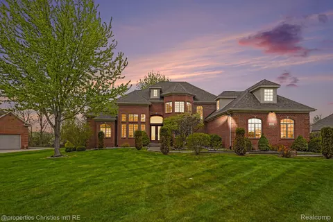 16987 Kings Fairway Ln, Grand Blanc, MI 48439
