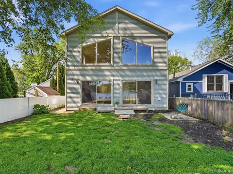 8868 Tackles Dr, White Lake, MI 48386