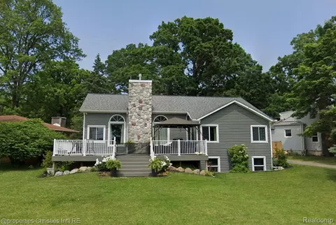 623 Lakeside Dr, Waterford, MI 48328