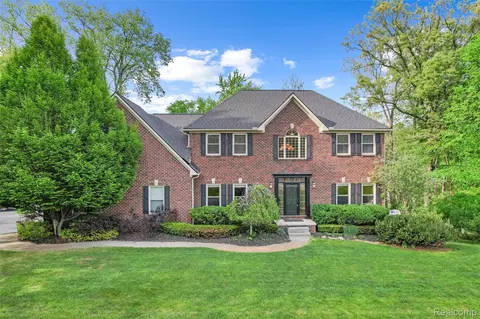 10099 Fernbrooke Dr, Green Oak, MI 48116