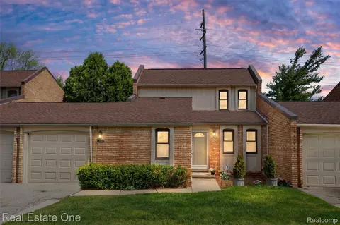 2903 Moon Lake Dr, West Bloomfield, MI 48323