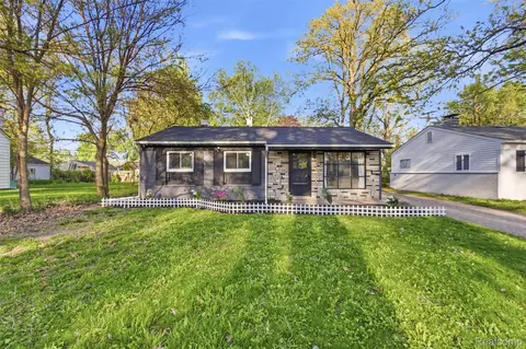 28032 Fairfax St, Southfield, MI 48076