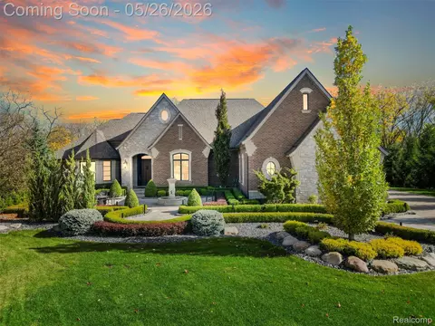 2475 Creekside Ct, Oakland, MI 48306