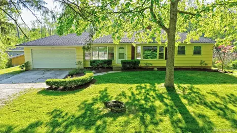 5890 Grange Hall Rd, Groveland, MI 48442