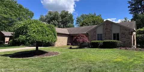 21225 Parklane St, Farmington Hills, MI 48335