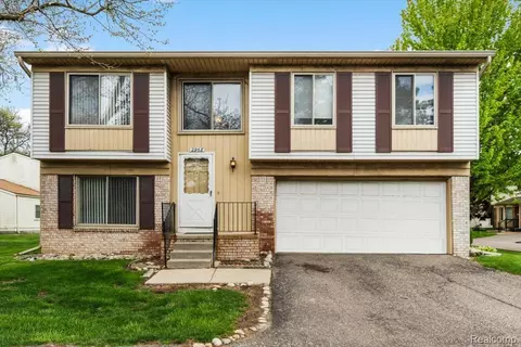2968 Roundtree Dr, Troy, MI 48083