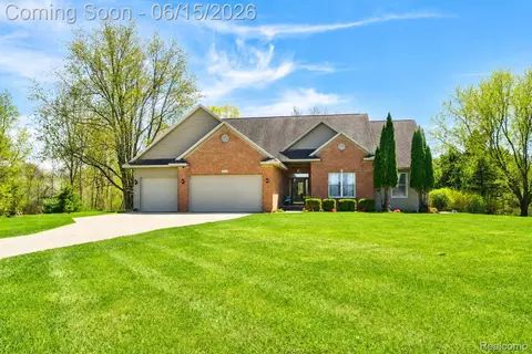 12390 Country Creek Dr, Goodrich, MI 48438