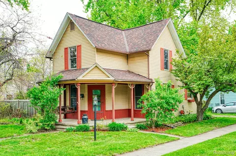 238 E Washington St, Howell, MI 48843