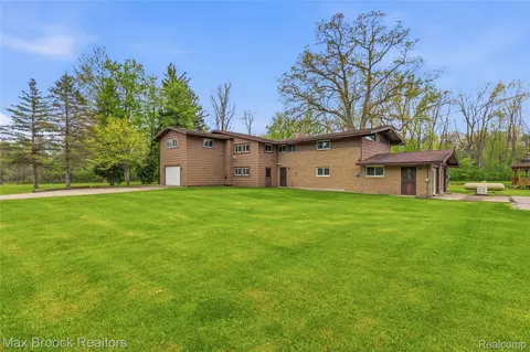 1392 Maple Grove Rd, Lapeer, MI 48446