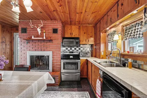 Kitchen - 3105 E Dodge Rd, Thetford, MI 48420 photo 3 of 4