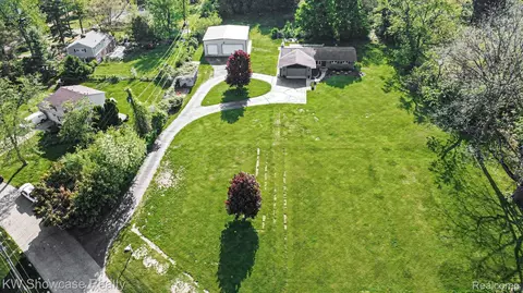 2572 Ridge Rd, White Lake, MI 48383