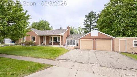 202 Park Ave, Holly, MI 48442