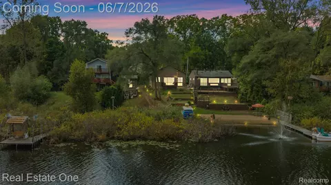 200 E Canyon Dr, Milford, MI 48380