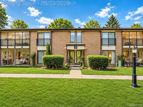 18451 University Park Dr, Livonia, MI 48152