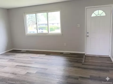 15587 Oakbrook St, Romulus, MI 48174 photo 2