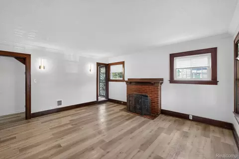 Living - 810 E 8th St, Flint, MI 48503 photo 1 of 3