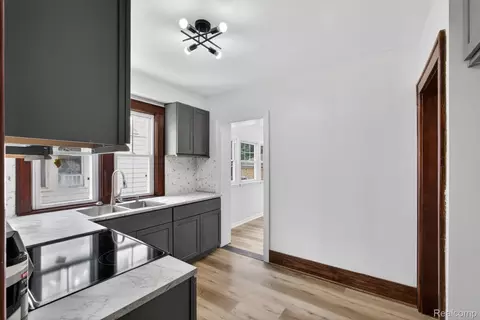 Entry Way - 810 E 8th St, Flint, MI 48503 photo 1 of 5