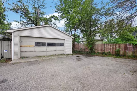Exterior - 810 E 8th St, Flint, MI 48503 photo 3 of 5