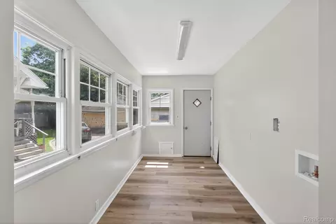 Entry Way - 810 E 8th St, Flint, MI 48503 photo 3 of 5