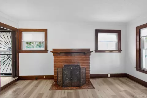 Living - 810 E 8th St, Flint, MI 48503 photo 2 of 3