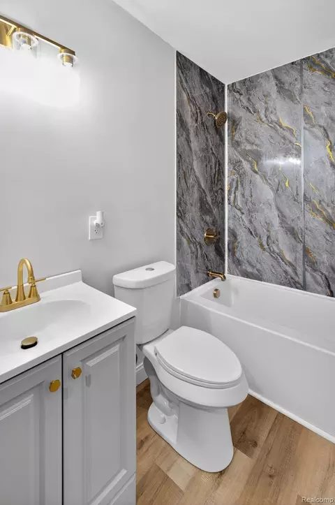 Bath - 810 E 8th St, Flint, MI 48503 photo 1 of 2