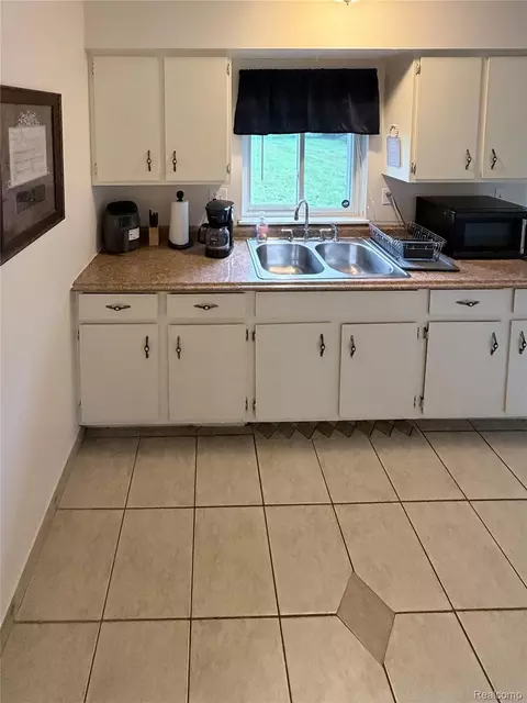 28472 Greenview St, Romulus, MI 48174 photo 7