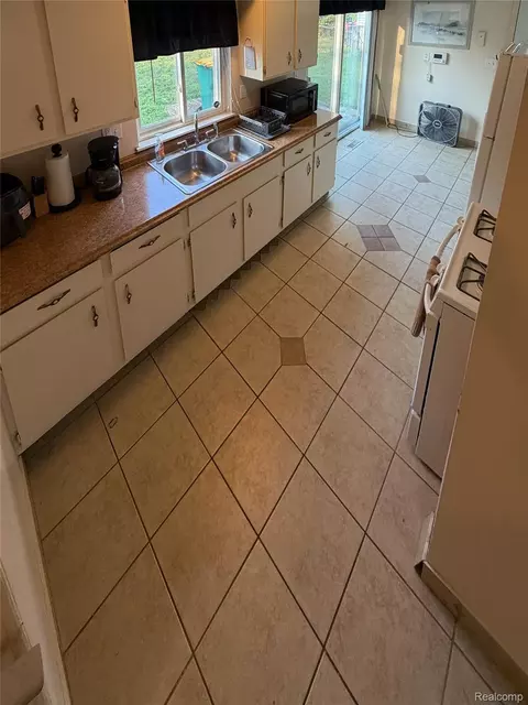 Kitchen - 28472 Greenview St, Romulus, MI 48174 photo 3 of 4