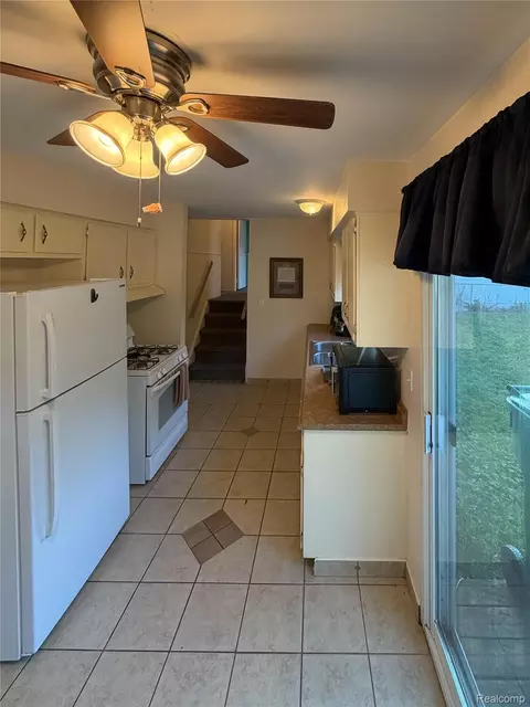 Kitchen - 28472 Greenview St, Romulus, MI 48174 photo 2 of 4