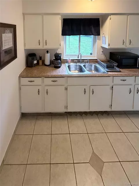 28472 Greenview St, Romulus, MI 48174 photo 5
