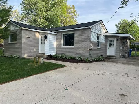 145 Danforth St, White Lake, MI 48386