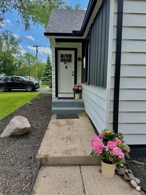 2349 W Ellery Ave E, Waterford, MI 48327