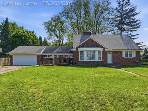 33160 Defour Dr, Sterling Heights, MI 48310