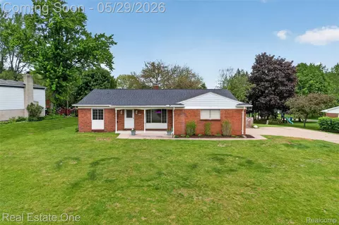 2802 Costa Mesa Rd, Waterford, MI 48329