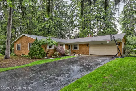 1371 Winchcombe Dr, Bloomfield Hills, MI 48304
