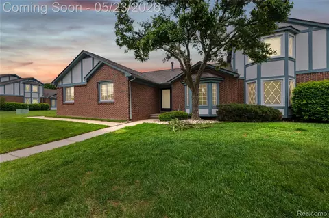 45511 Dover Dr, Macomb, MI 48044