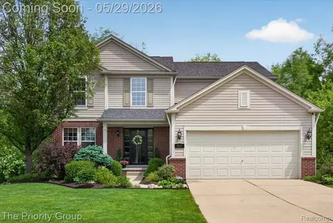517 Deer Valley Rd, Holly, MI 48442