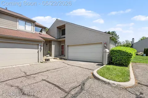 670 Camden Ct, Rochester Hills, MI 48307